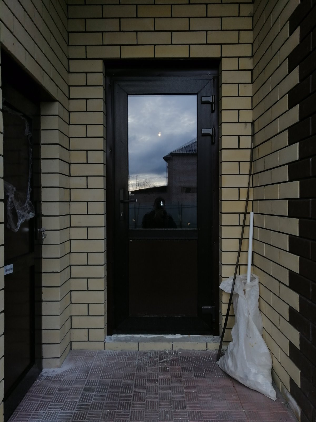 Пластиковая дверь со стеклом в загородный дом